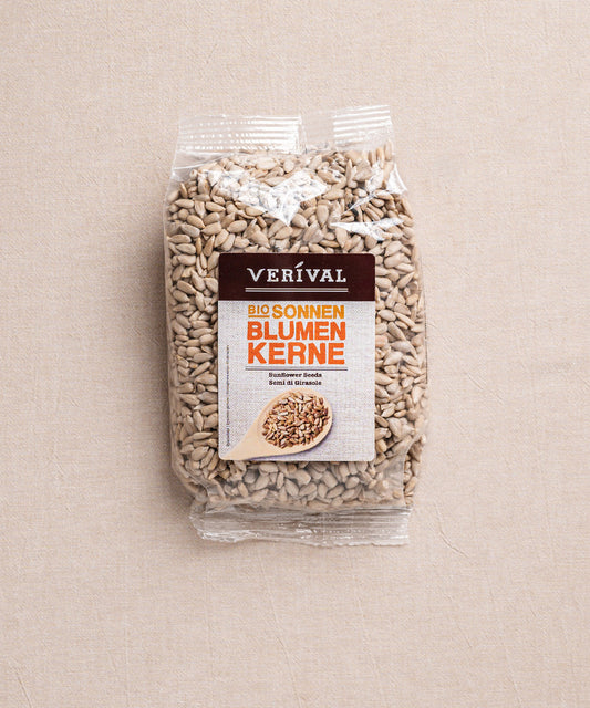 Eine Paket Sonnenblumenkerne von Verival Bio mit transparenter Verpackung. Auf dem Etikett sind die Kerne in einer Schale abgebildet. Die Sonnenblumenkerne sind 100 % Bio und reich an natürlichen Antioxidantien.