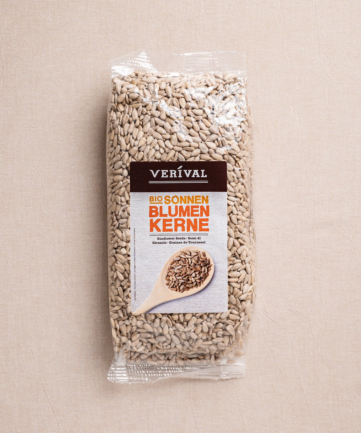 Eine Packung Bio-Sonnenblumenkerne von Verival Bio. Das Etikett zeigt einen Löffel voller Sonnenblumenkerne und dem Text „Bio-Sonnenblumenkerne“.