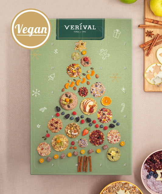 Die Adventskalender-Box Vegan von Verival Bio GmbH bietet vegane Leckereien in Weihnachtsbaumform, reich an Ballaststoffen, mit getrockneten Früchten und Gewürzen - bio-zertifiziert für ein nachhaltiges Frühstück.