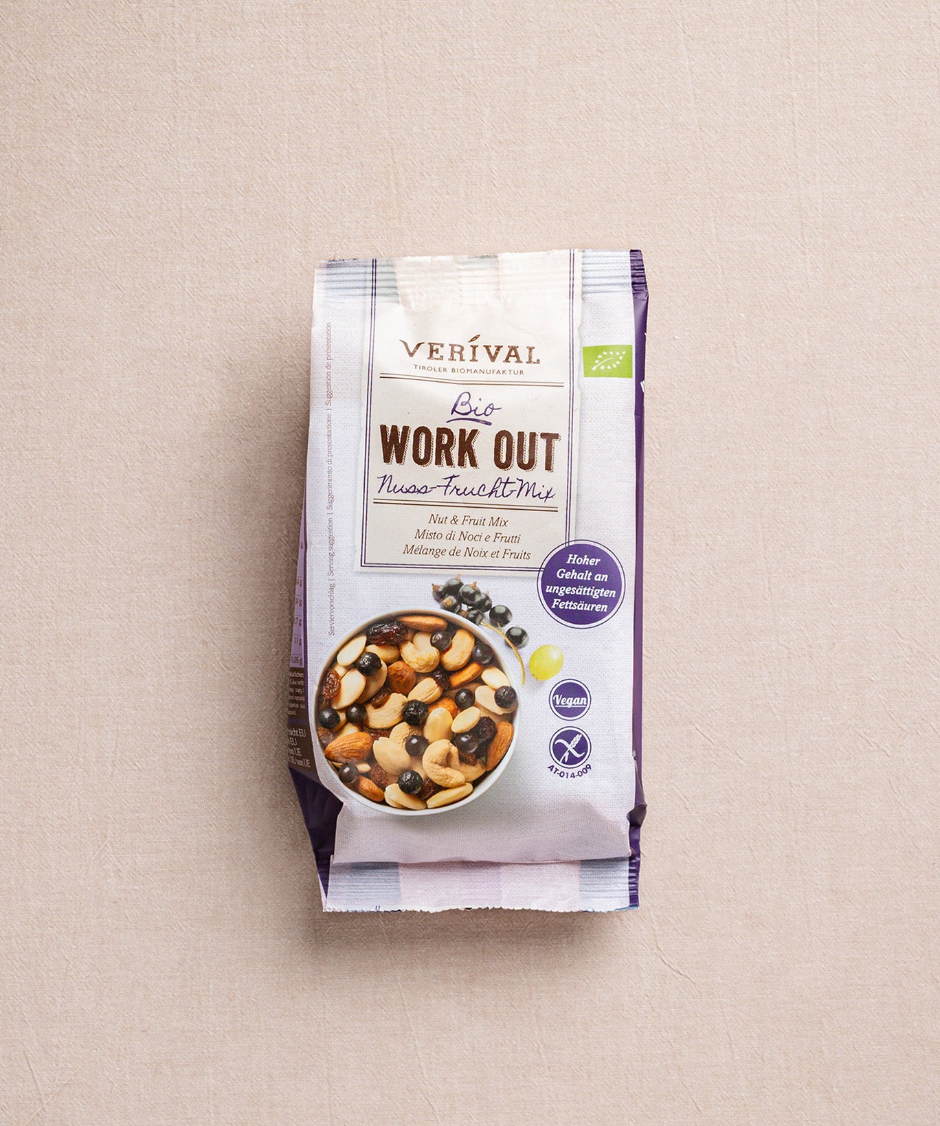 Die Verpackung des Work Out-Mixes der Verival Bio GmbH zeigt ein Foto von Nüssen und Früchten und betont mit Bio- und Vegan-Etiketten den proteinreichen Inhalt, der antioxidative Unterstützung für einen aktiven Lebensstil bietet.