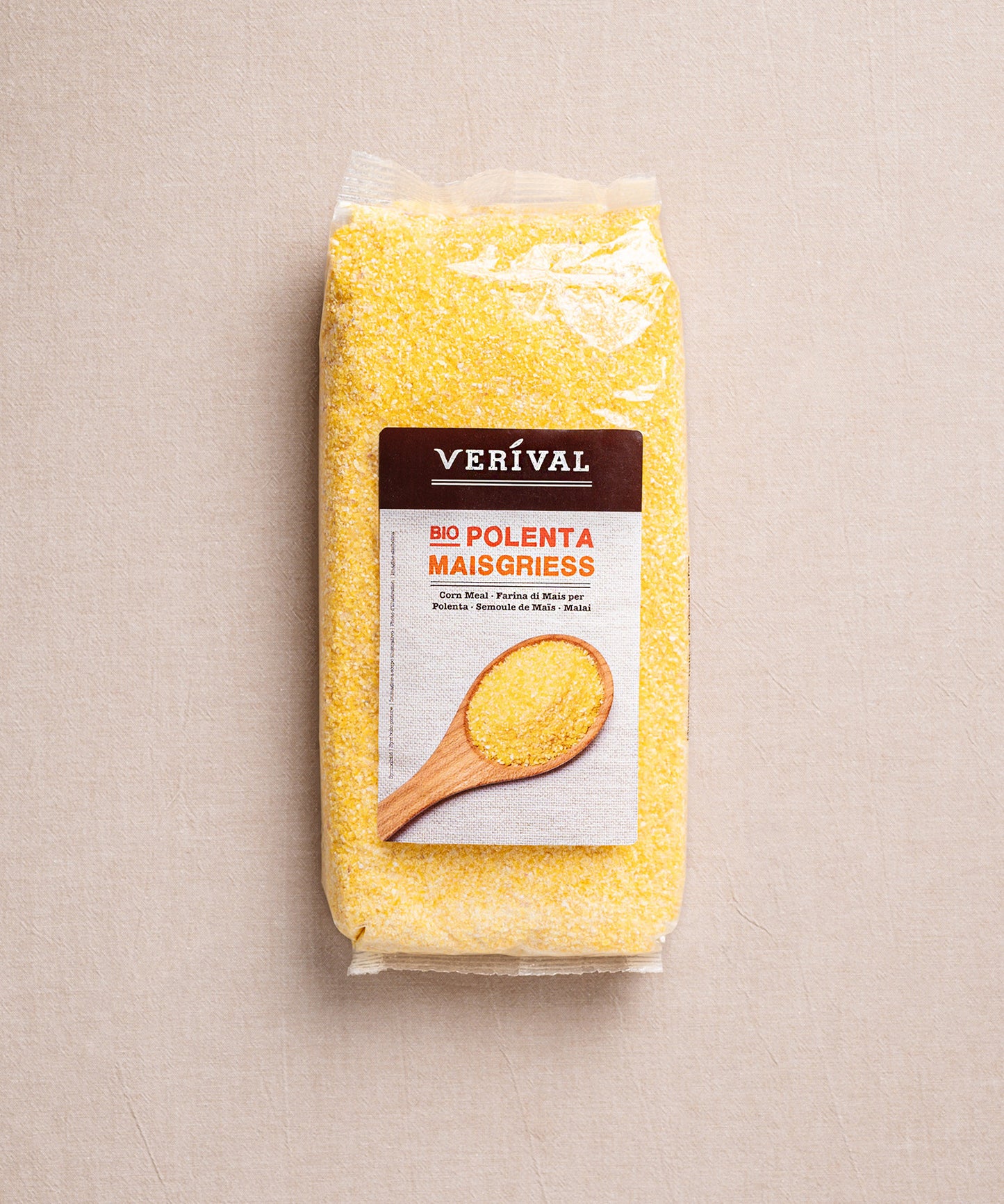 Eine Packung Maisgrieß-Polenta von Verival Bio. Das Etikett zeigt einen mit Polenta gefüllten Holzlöffel.