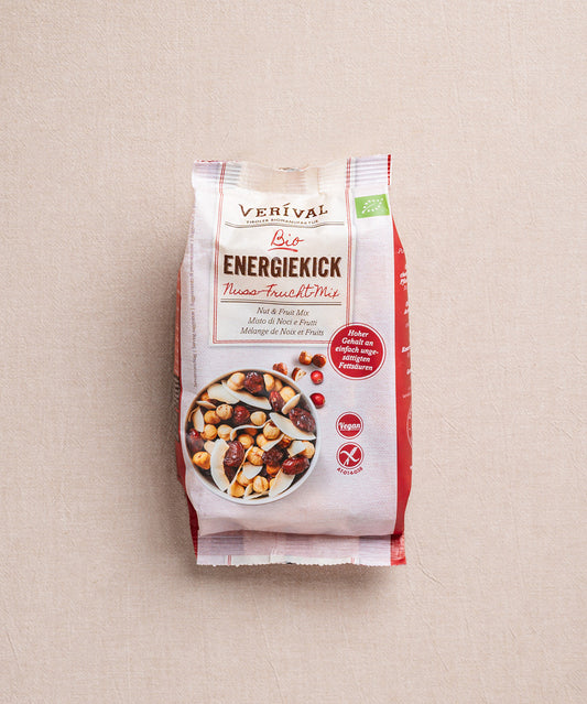 Der Energiekick Nuss-Frucht Mix von Verival Bio   präsentiert auf seiner Verpackung eine Mischung aus Nüssen, Trockenfrüchten und Cranberries und hebt die Bio-Zutaten hervor.