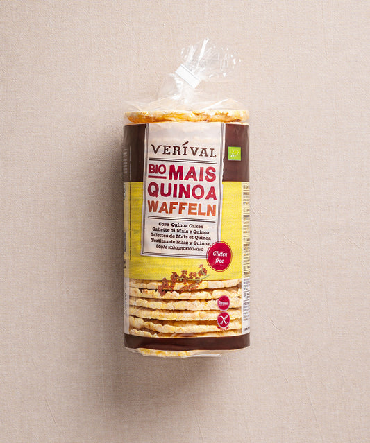 Die Mais-Quinoa-Waffeln von Verival Bio sind in transparenter Folie verpackt. Das Etikett verweist auf die  glutenfreien und biologischen Eigenschaften – eine köstliche pflanzliche Proteinquelle für gesundheitsbewusste Snacker.