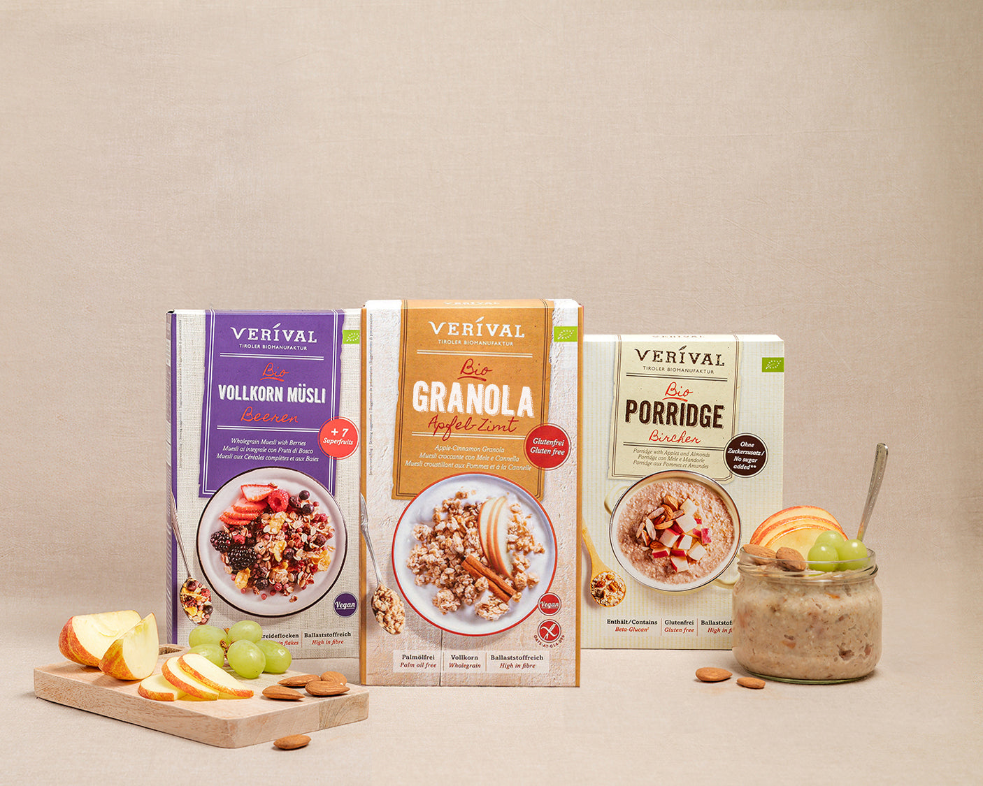 Packungen der Verival-Produkte Beeren Vollkorn Müsli, Apfel-Zimt Granola und Bircher Porridge.
