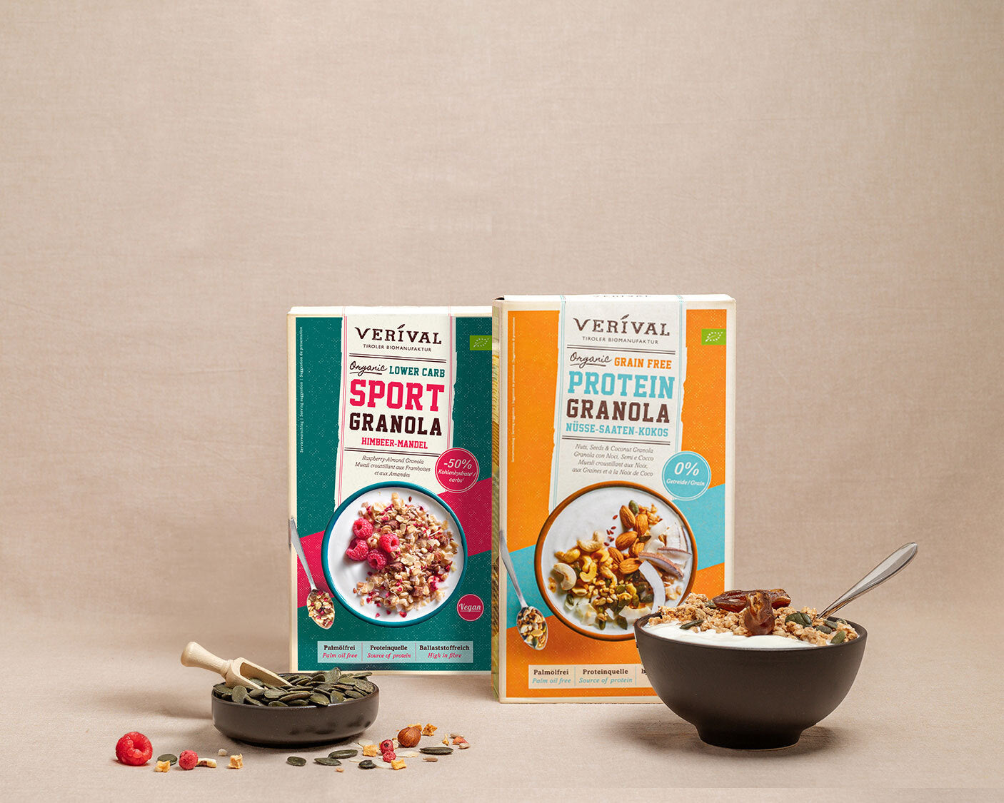 Packungen der Verival-Produkte  Lower Carb Sport Granola Himbeer-Mandel und Grain Free Protein Granola Nüsse-Saaten-Kokos