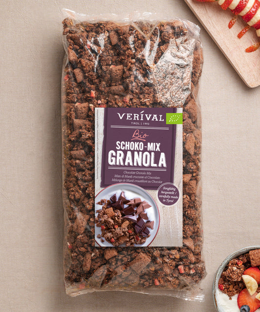 Eine durchsichtige Plastiktüte mit dem Bio Schoko Mix Granola der Verival Bio GmbH, beschriftet mit Name, Zutaten und einem Bild von Vollkornmüsli und Schokolade - ideal für ein ballaststoffreiches Knusper-Frühstück.