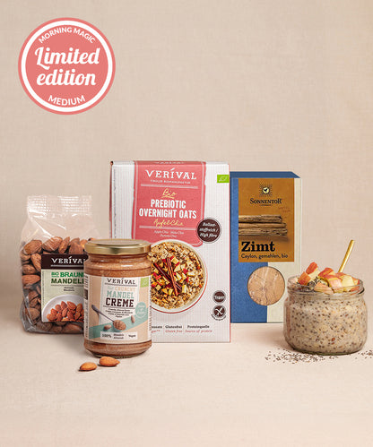 Set Morning Magic (Mittel) von Verival mit prebiotischen Overnight Oats, Protein-Mandel-Creme, Hafer, Mandeln, Mandelaufstrich und Ceylon-Zimt auf einer beigen Oberfläche.