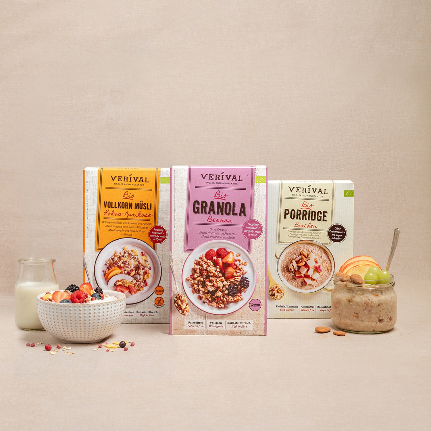 Packungen der Verival-Produkte Kokos-Aprikose Vollkorn Müsli, Beeren Granola und Bircher Porridge.